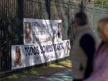 Dos carteles cerca de los juzgados de Sevilla piden la repetición del juicio por el caso Marta del Castillo.