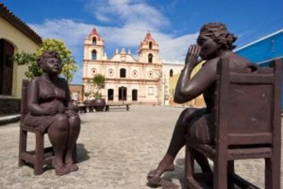 Estatuas de la artista Marta Jiménez, junto a la iglesia del Carmen.