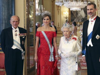 El duque de Edimburgo (izquierda), junto a la reina Isabel II y los reyes de España, Felipe VI y Letizia, en una cena en Londres el 12 de julio de 2017.