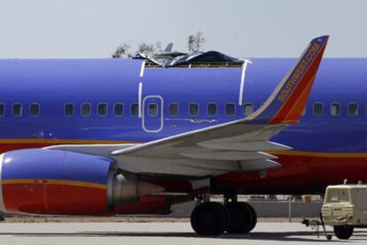 Imagen del Boeing 737 de Southwest tras resquebrajarse su fuselaje.