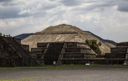 La Pirámide del Sol y el cerro Patlachique.