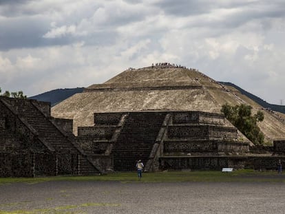 La Pirámide del Sol y el cerro Patlachique.