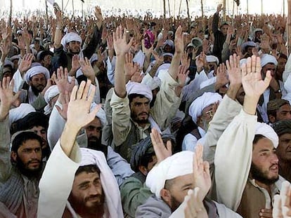 Estudiantes de la religión islámica votan a favor de la guerra santa contra Estados Unidos en una madraza de Pakistán en septiembre de 2001.