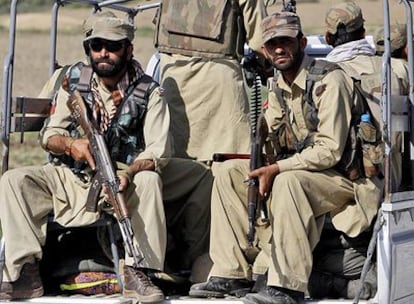 Soldados paquistaníes patrullan en un área del valle del Swat, una zona tomada por talibanes.