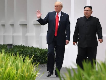 Foto de arquivo da primeira reunião em Singapura em junho de 2018 entre Kim Jong-un e Donald Trump.