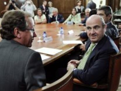 El ministro espa&ntilde;ol de Econom&iacute;a, Luis De Guindos junto al portavoz popular en el Congreso Alfonso Alonso al comienzo de reuni&oacute;n mantenida esta ma&ntilde;ana con el grupo popular en el Congreso.