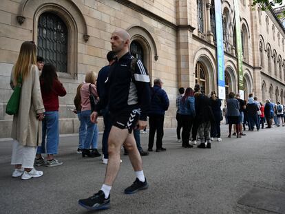 Cola para votar en las Elecciones catalanas del pasado 12 de mayo a las afueras de la Universidad de Barcelona.