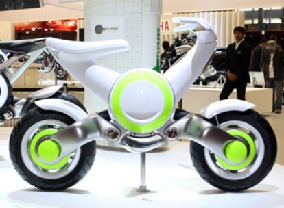 Yamaha presenta en el salón del automóvil de Tokio una moto electrica con diseño futurita y baterías de litio.ion como las de los teléfonos móviles