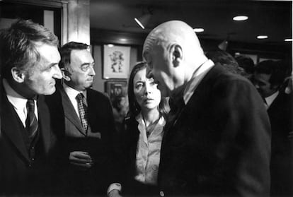 Oriana Fallaci conversa con François Pélou (izquierda) y Otto Preminger, en la presentación de su libro ‘Nada y así será’.