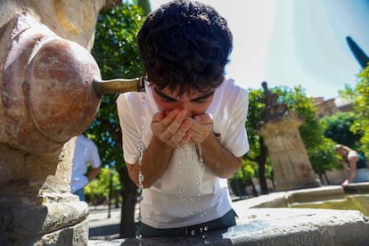 Un hombre se refresca en una fuente de Córdoba, el 28 de junio.