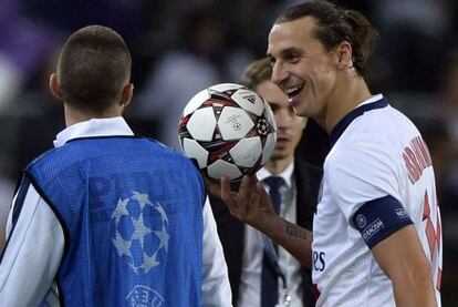 Ibrahimovic se lleva el balón tras marcar cuatro goles al Anderlecht, en Bruselas.