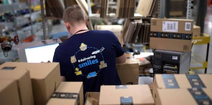 Un empleado en un centro de Amazon.