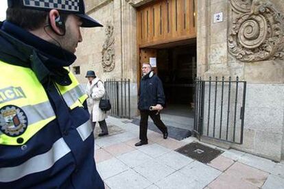 EL Ayuntamiento de Salamanca ha anunciado un dispositivo de la Policía Local para impedir mañana el traslado de los legajos desde el Archivo de la Guerra Civil.