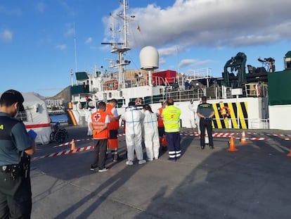 Imágenes del dispositivo sanitario y de seguridad preparado en el muelle de Los Cristianos (Tenerife) para la atención de los migrantes.