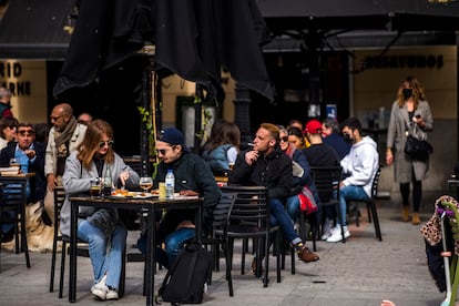 A sidewalk café in Madrid where most patrons are not wearing face masks.