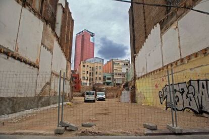 Solar situado en el número 26 de la calle de Creu Coberta de Barcelona