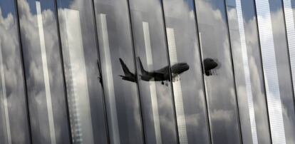 Un avi&oacute;n de Air France se refleja en un cristal de un complejo de oficinas en Ginebra.