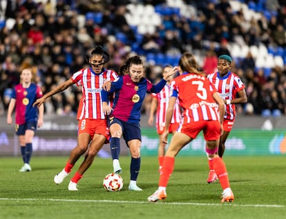 Pina protege el balón ante Gaby García este miércoles en Butarque en la semifinal de la Supercopa ante el Atlético.