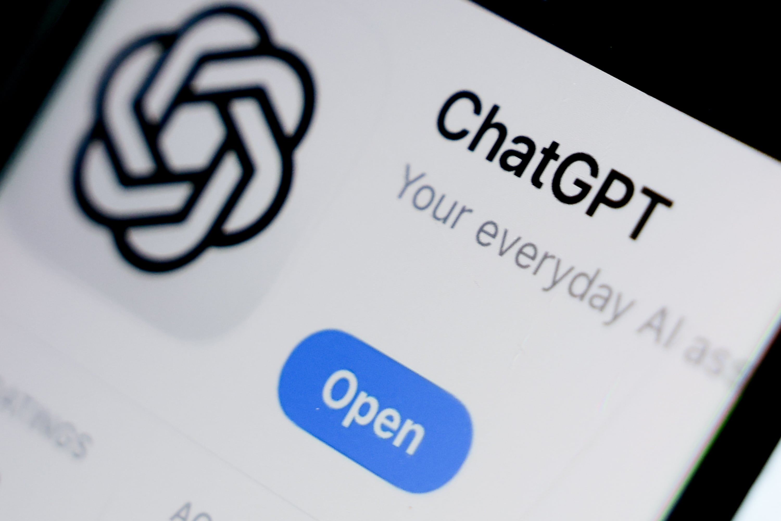 La utilización de la inteligencia artificial para consultas personales casi duplica su uso en el trabajo