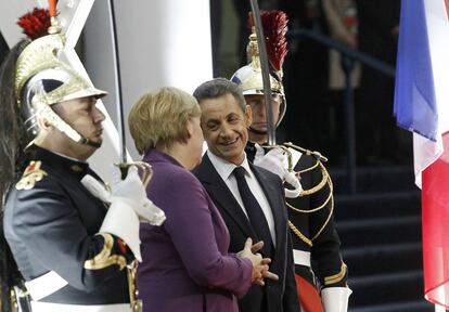 Sarkozy y Merkel charlan a las puertas de la cumbre de Cannes del G-20.