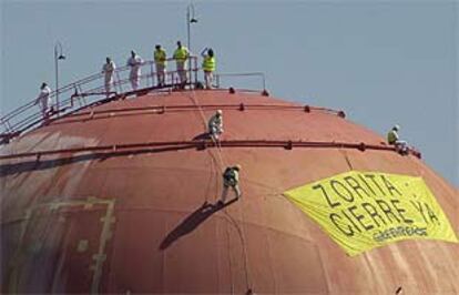 Activistas de Greenpeace, en la cúpula del reactor de Zorita el día 25 de abril.