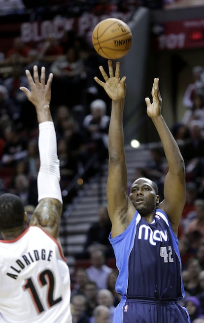 Elton Brand lanza en suspensión ante Aldridge.