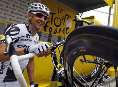 Carlos Sastre, a la salida de la sexta etapa del Tour.