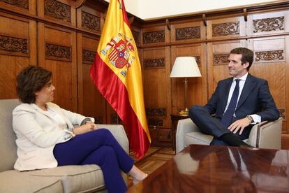 Soraya Sáenz de Santamaría reunida con el presidente del Partido Popular, Pablo Casado, el 25 de julio de 2018.