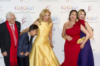 El Padre Angel, Carmen Lomana, María Bravo y Chenoa, en el 'photocall'.