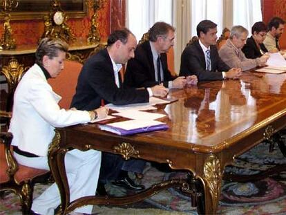 El ministro Juan Fernando López Aguilar (en el centro), el secretario de Estado de Justicia, Luis López Guerra (tercero por la izquierda), y los representantes sindicales, durante la firma del preacuerdo.