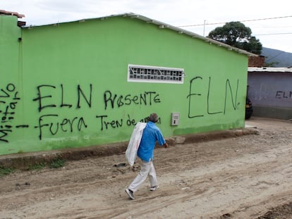Paredes con letreros sobre  el ELN en las calles del sector de La Parada, en Villa del Rosario (Colombia).