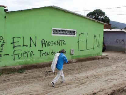 Un hombre camina frente a una pared con pintadas del ELN, en Villa del Rosario, en la frontera entre Colombia y Venezuela, el pasado 2 de mayo.