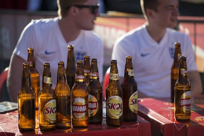 Dos hombres siguen un partido del Mundial de Brasil.