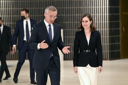 El secretario general de la OTAN, Jens Stoltenberg, con la primera ministra de Finlandia, Sanna Marin, en un encuentro en octubre.