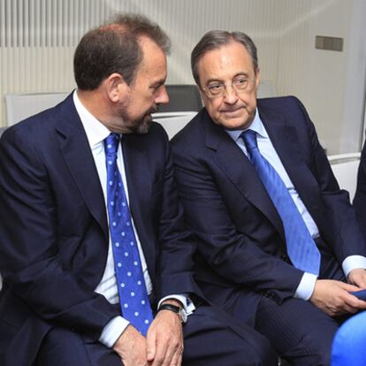 El presidente del Real Madrid, Florentino Pérez , conversa con el del Getafe, Ángel Torres, durante la presentación esta mañana del torneo alevín de fútbol que organiza la Cadena SER