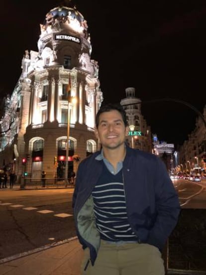 Alan Estrada, autor del videoblog Alan por el mundo, anoche en la Gran Vía madrileña