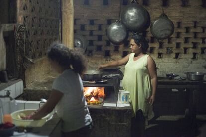 María y su hija Darling, preparan la cena para las alumnas.