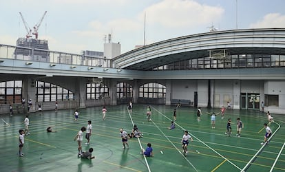 Los niños juegan en el patio del Shohei Elementary School (Tokio), construido en el techo para aprovechar el espacio.