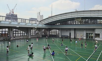 Los niños juegan en el patio del Shohei Elementary School (Tokio), construido en el techo para aprovechar el espacio.