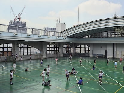 Los niños juegan en el patio del Shohei Elementary School (Tokio), construido en el techo para aprovechar el espacio.