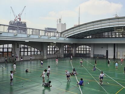 Los niños juegan en el patio del Shohei Elementary School (Tokio), construido en el techo para aprovechar el espacio.