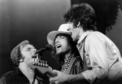 Van Morrison, Bob Dylan et Robbie Robertson chantant "I shall be released"  lors de l'enregistrement de The Last Waltz dernier concert du groupe The Ban qui eut lieu le 25 novembre 1976 au Winterland a San Francisco --- Van Morrison, Bob Dylan and Robbie Robertson singing "I shall be released" during The Last Waltz last concert of group The Ban (San Francisco, november 25, 1976) *** Local Caption *** Van Morrison, Bob Dylan and Robbie Robertson singing "I shall be released" during The Last Waltz last concert of group The Ban (San Francisco, november 25, 1976)