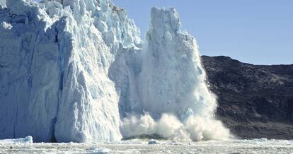 Desprendimiento de hielo en un glaciar en Groenlandia.  