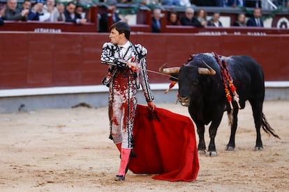 El diestro Francisco José Espada faena a su segundo toro durante la tradicional corrida Goyesca celebrada el 2 de mayo en Las Ventas.