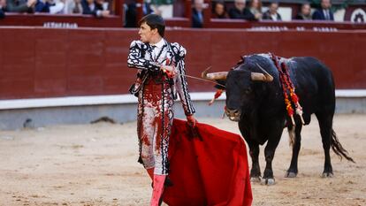 El diestro Francisco José Espada faena a su segundo toro durante la tradicional corrida Goyesca celebrada este jueves en Las Ventas por el Dos de Mayo con toros de la ganadería toledana de El Montecillo.