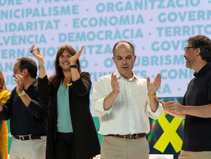 En el centro, la presidenta del Parlament, Laura Borràs, junto a Jordi Turull, máximos responsables de Junts per Catalunya.