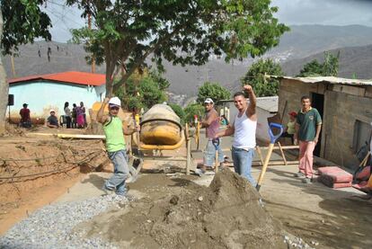 Construcción de vialidad en el sector Las Torres, corredor de barrios Mamera-El Junquito. Cedida por la Dirección de Planificación Urbana de la Alcaldía de Caracas.