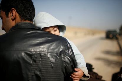 Un niño iraquí duerme en los brazos de su padre, en la ciudad de Mosul (Irak), el 12 de marzo de 2017.