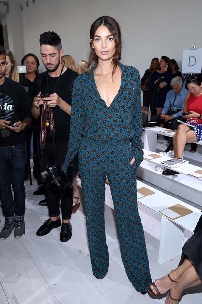 Lily Aldridge eligió un mono de estampado psicodélico para asistir al desfile.