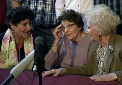 María Assof de Domínguez and Angelina Catterino, the grandmothers of the 117th missing child recovered with Estela de Carlotto, president of Grandmothers of Plaza de Mayo during a press conference on Monday.